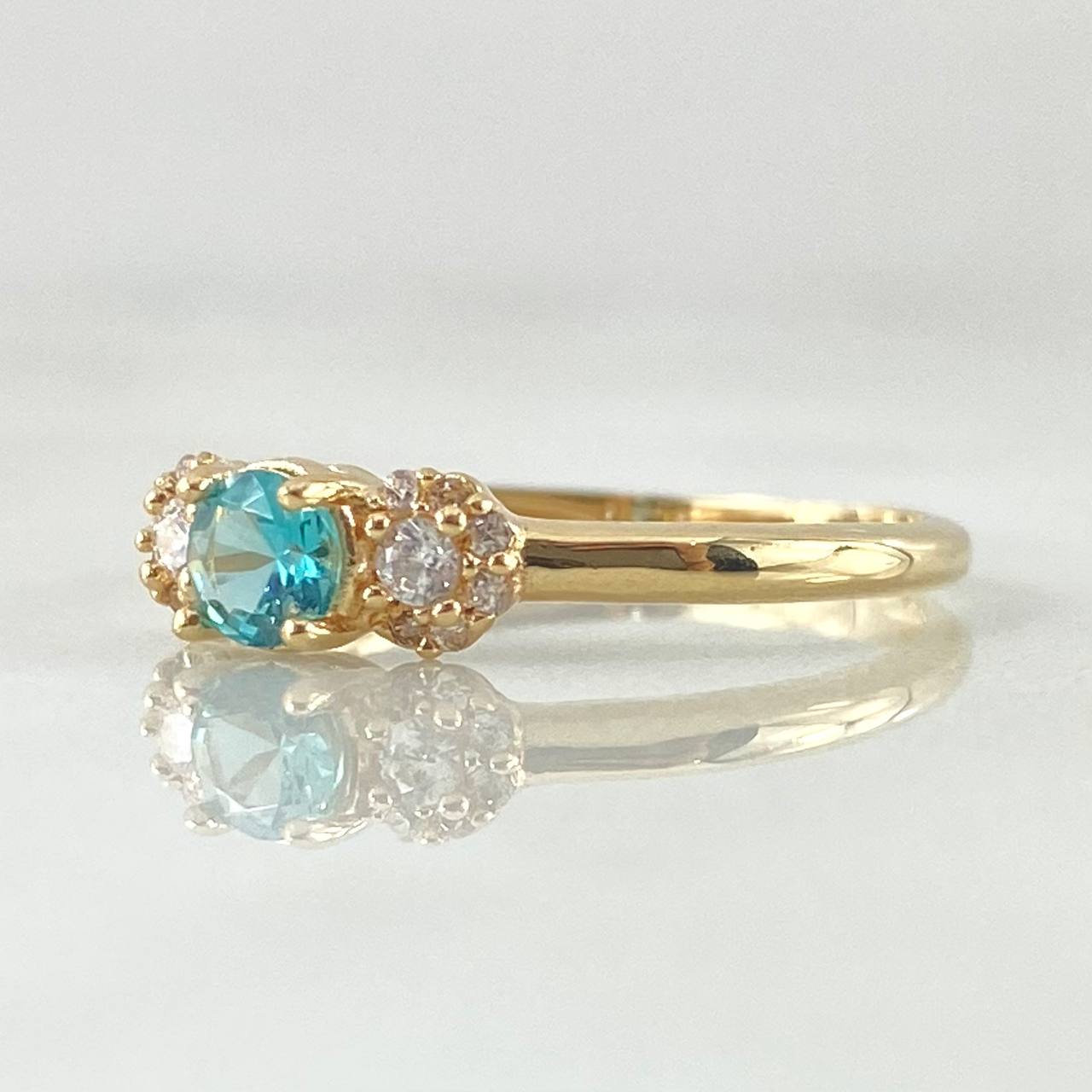 Solitaire Ring with Side Snowflakes 1.6gr / Size 5 1/2 / 18K Gold ©