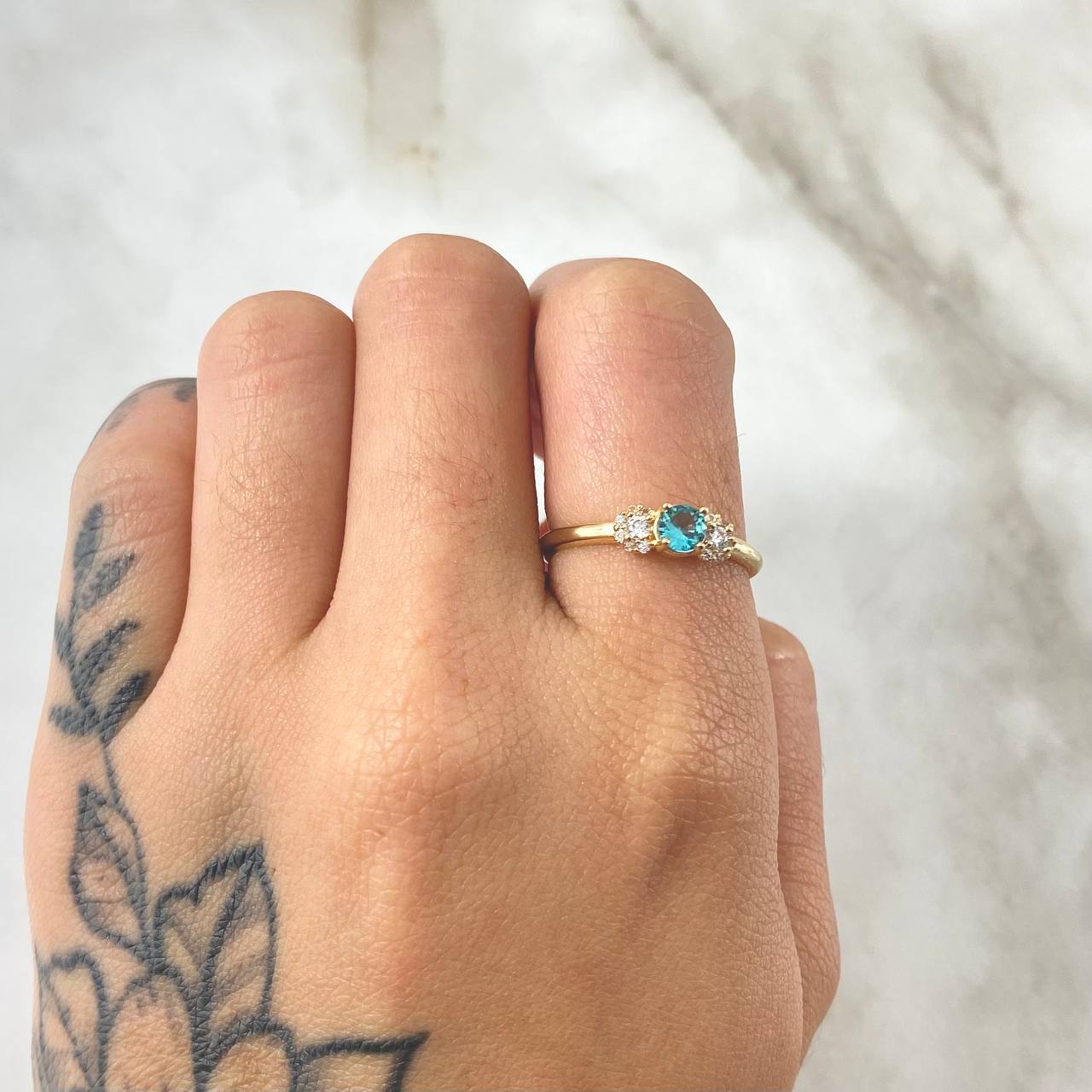 Solitaire Ring with Side Snowflakes 1.75gr / Size 7 1/4 / 18K Gold
