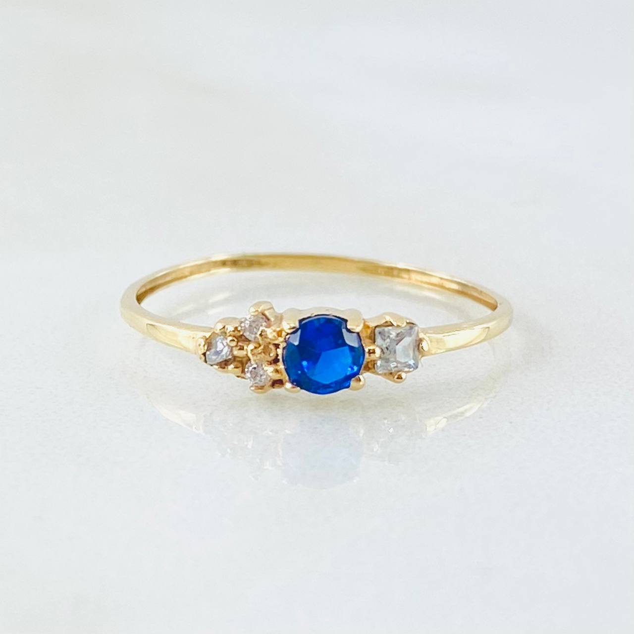 Anillo Solitario Flores Delicadas 0.9gr / T6 3/4 / Oro Amarillo 18K ©