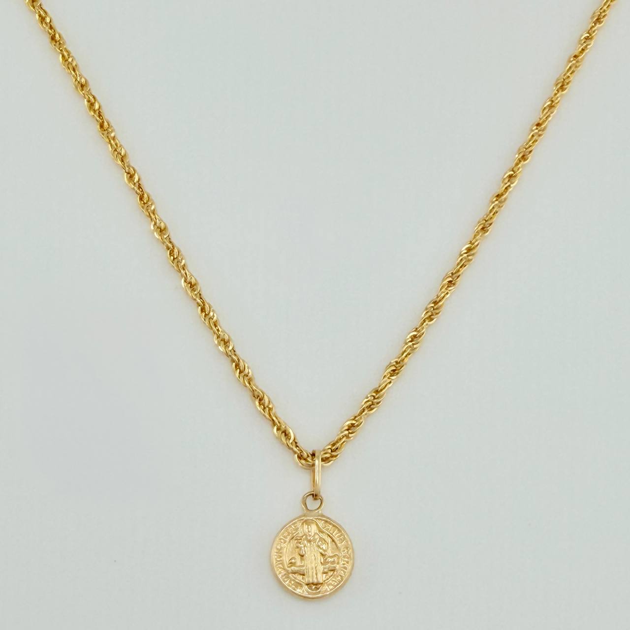 Set Cadena y Dije Lazo + San Benito 1.4gr / 19 3/4 in / 1.09mm Oro Amarillo 18K $