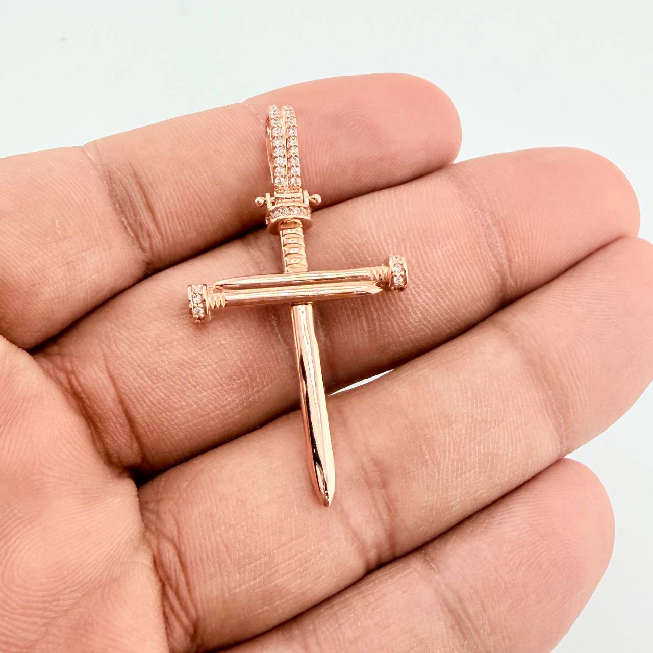 Dije Cruz Clavo 4.15gr / 1 3/4 in / Oro Rosa 18K $