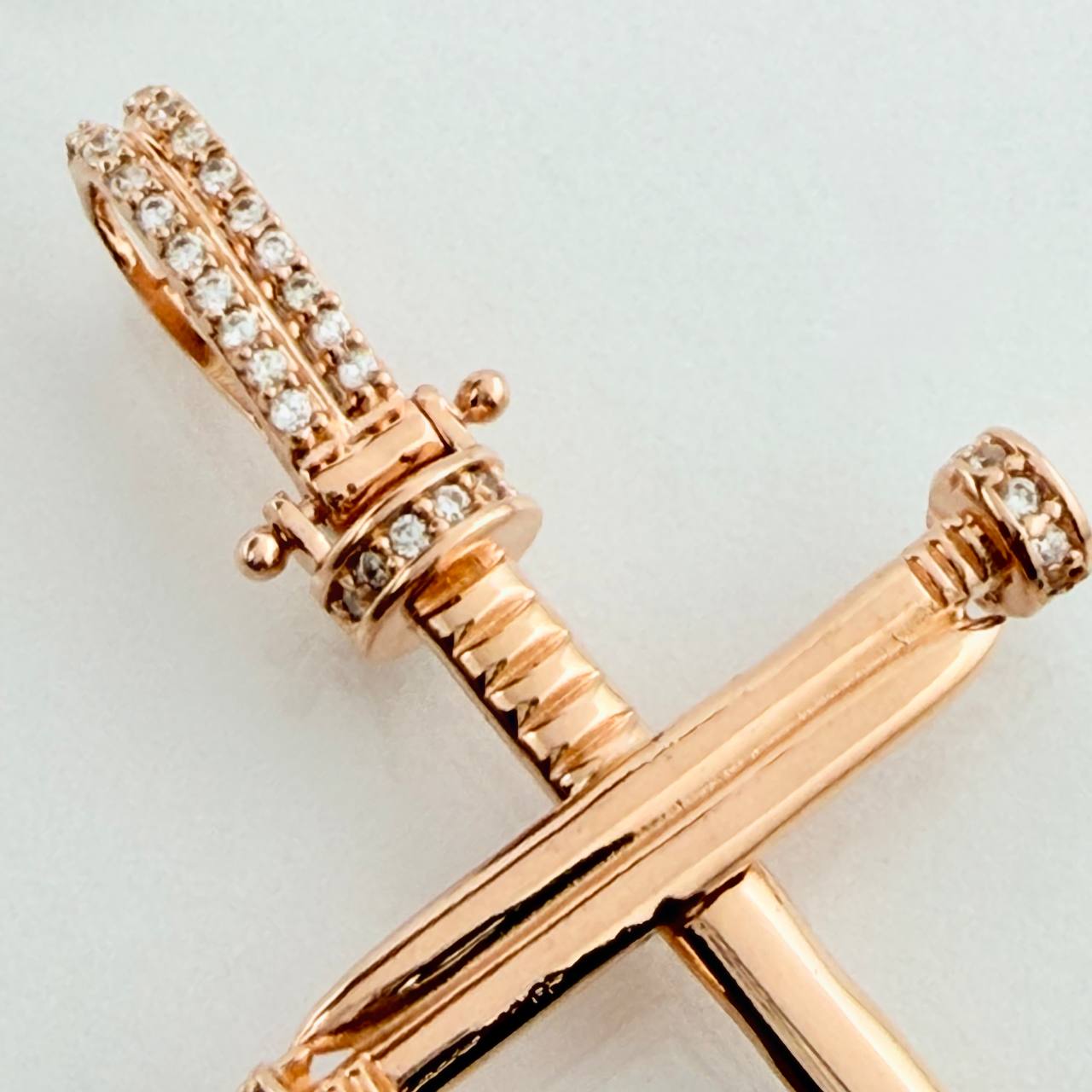 Dije Cruz Clavo 4.15gr / 1 3/4 in / Oro Rosa 18K $