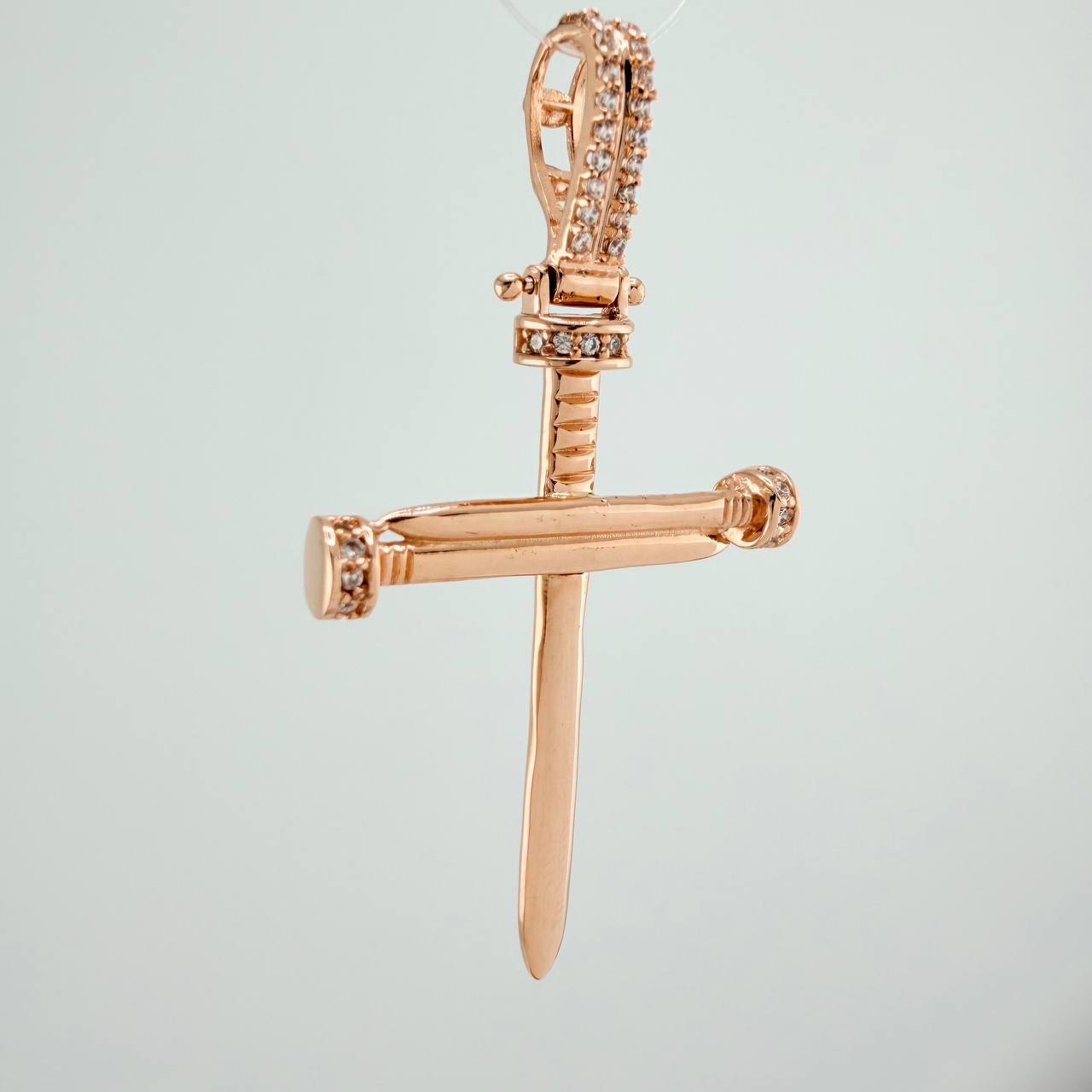 Dije Cruz Clavo 4.15gr / 1 3/4 in / Oro Rosa 18K $