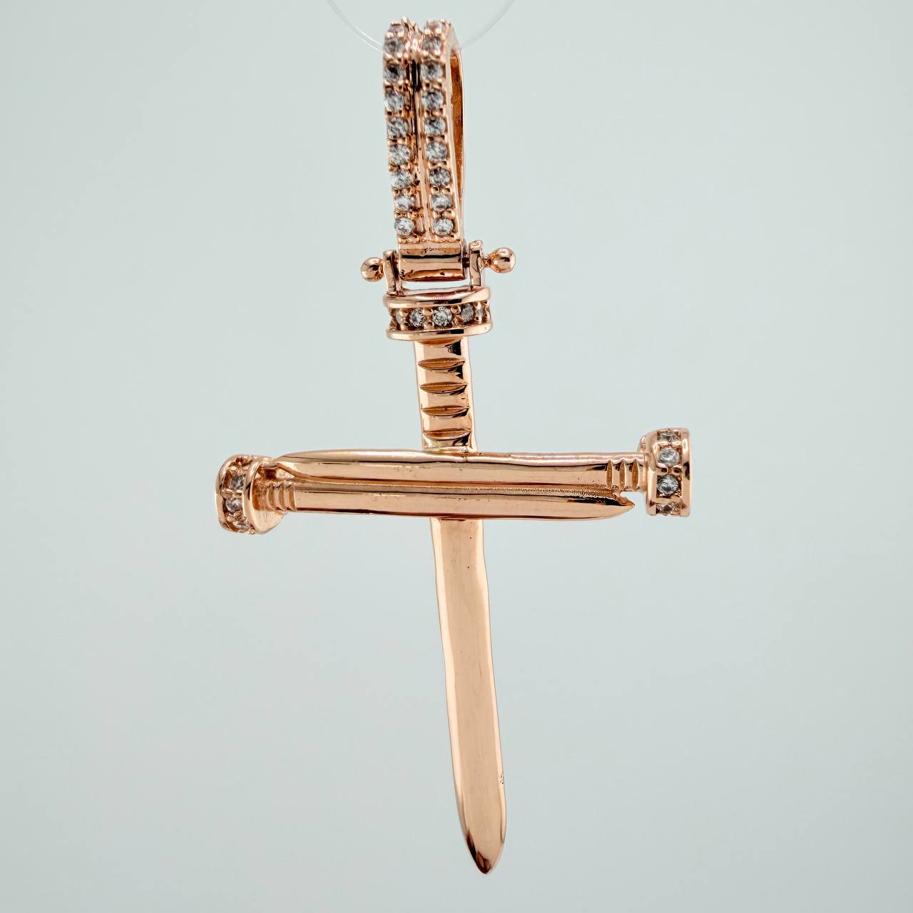 Dije Cruz Clavo 4.15gr / 1 3/4 in / Oro Rosa 18K $