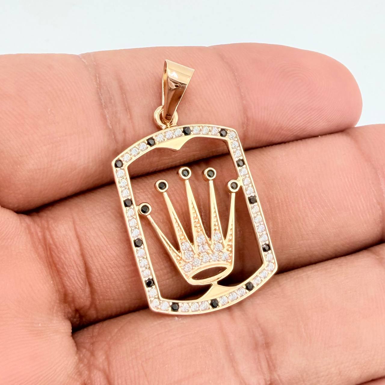 Dije Placa Corona 4.05gr / 1 1/2 in / Oro Amarillo 18K $