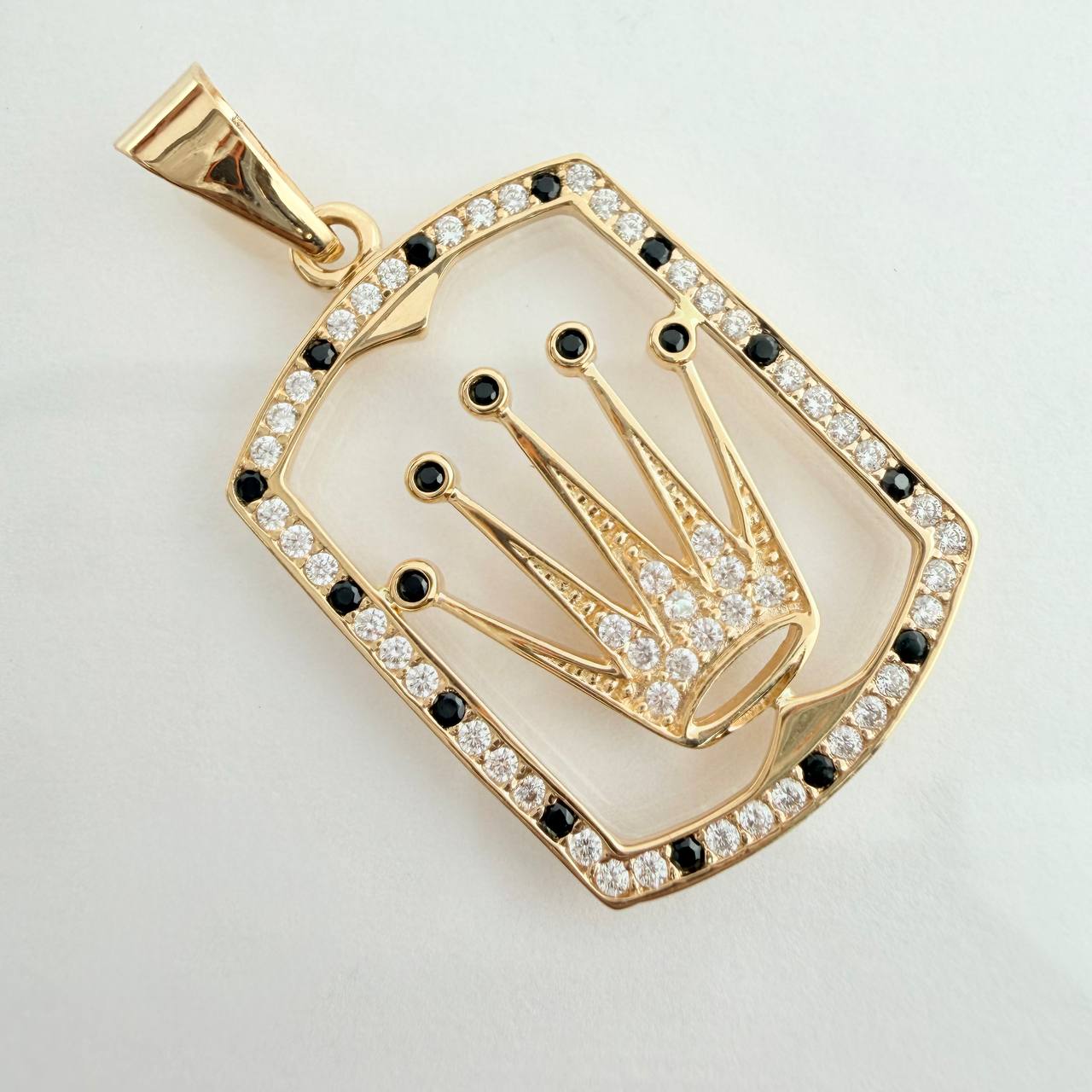 Dije Placa Corona 4.05gr / 1 1/2 in / Oro Amarillo 18K $