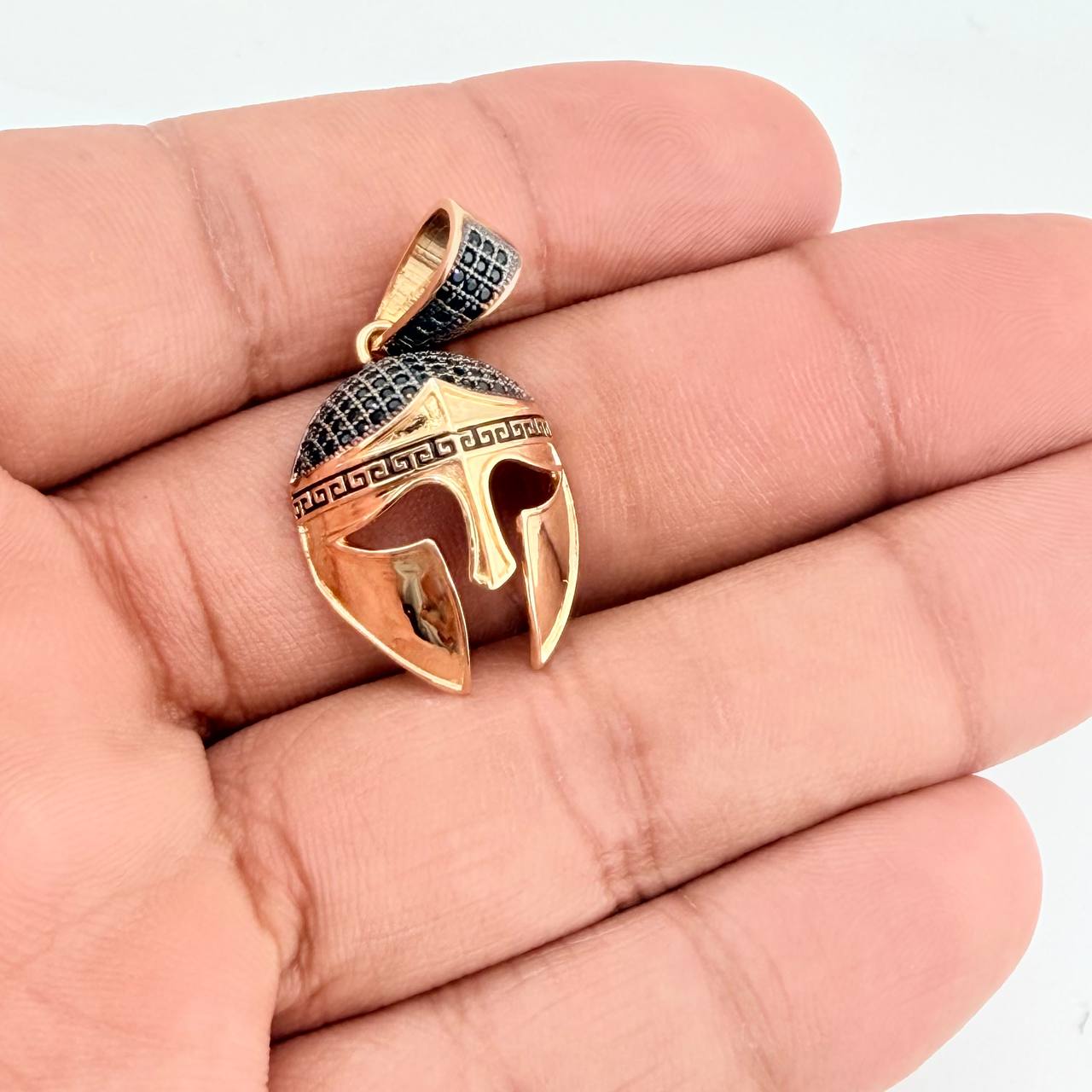 Dije Casco Gladiador 4.65gr / 1 1/2 in / Dos Oros Negro Amarillo 18K $