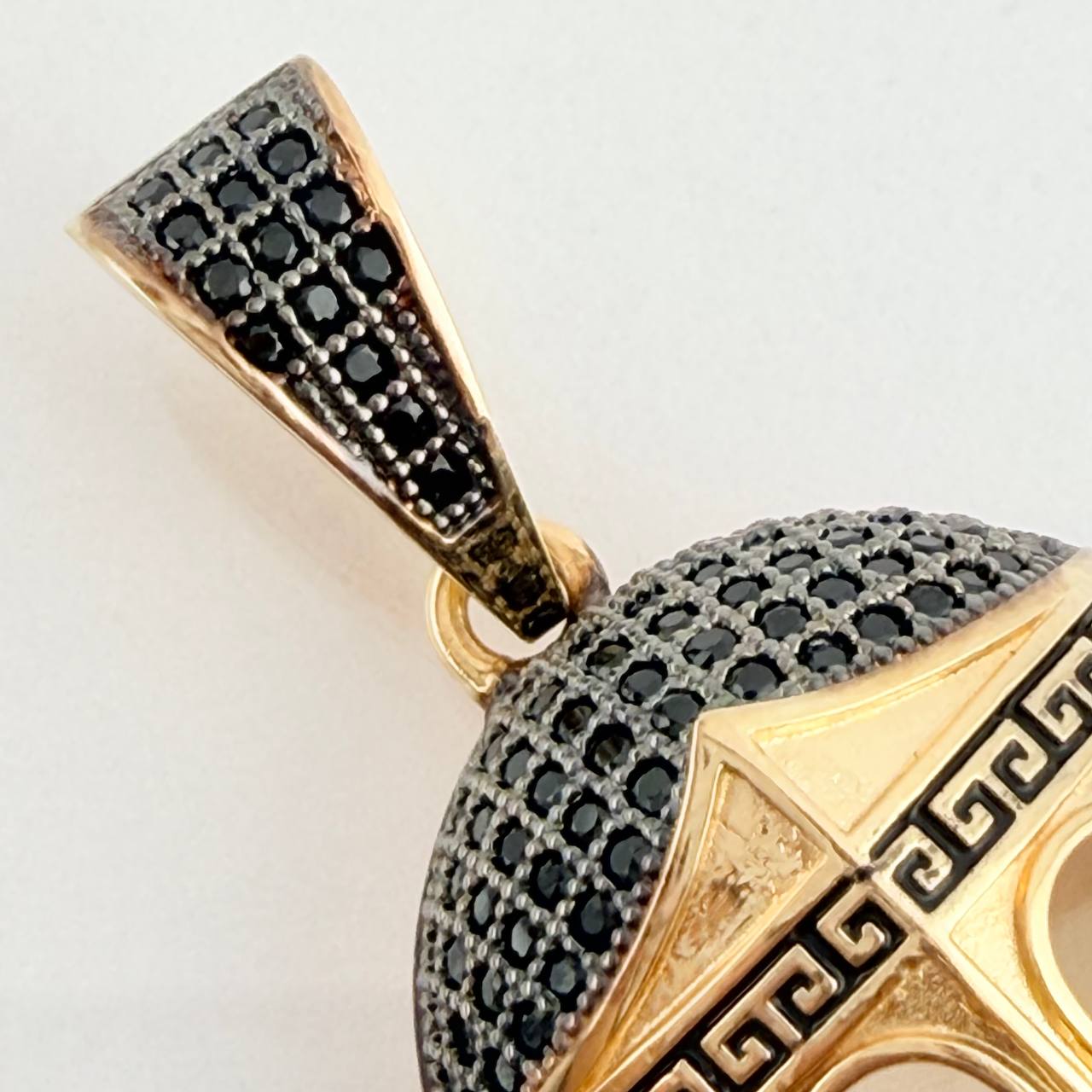 Dije Casco Gladiador 4.65gr / 1 1/2 in / Dos Oros Negro Amarillo 18K $