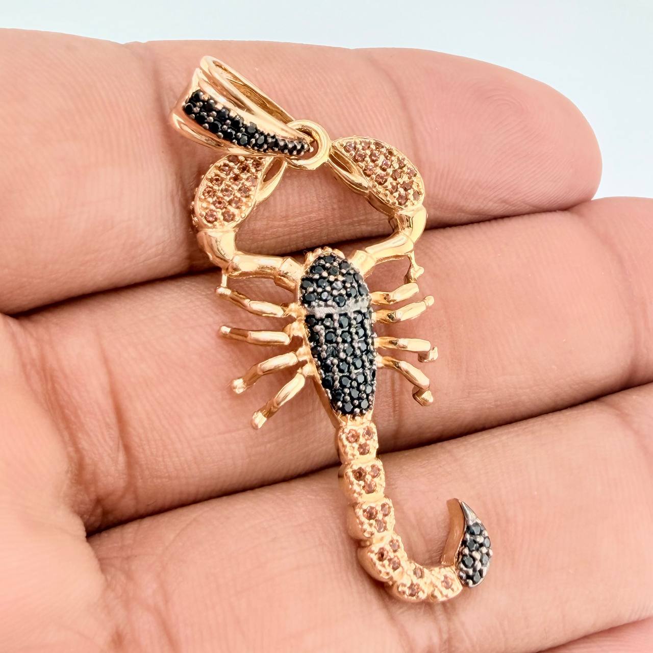 Dije Escorpion 7.2gr / 2 in / Dos Oros Negro Amarillo 18K $