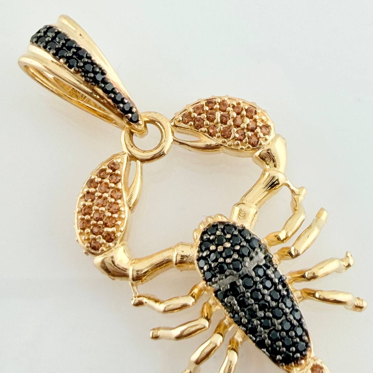 Dije Escorpion 7.2gr / 2 in / Dos Oros Negro Amarillo 18K $