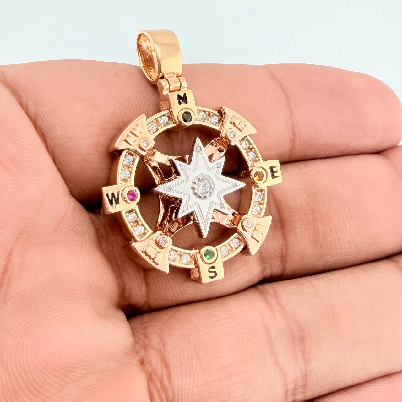 Dije Brujula Estrella Cardinal 17.9gr / 1 3/4 in / Tres Oros 18K $