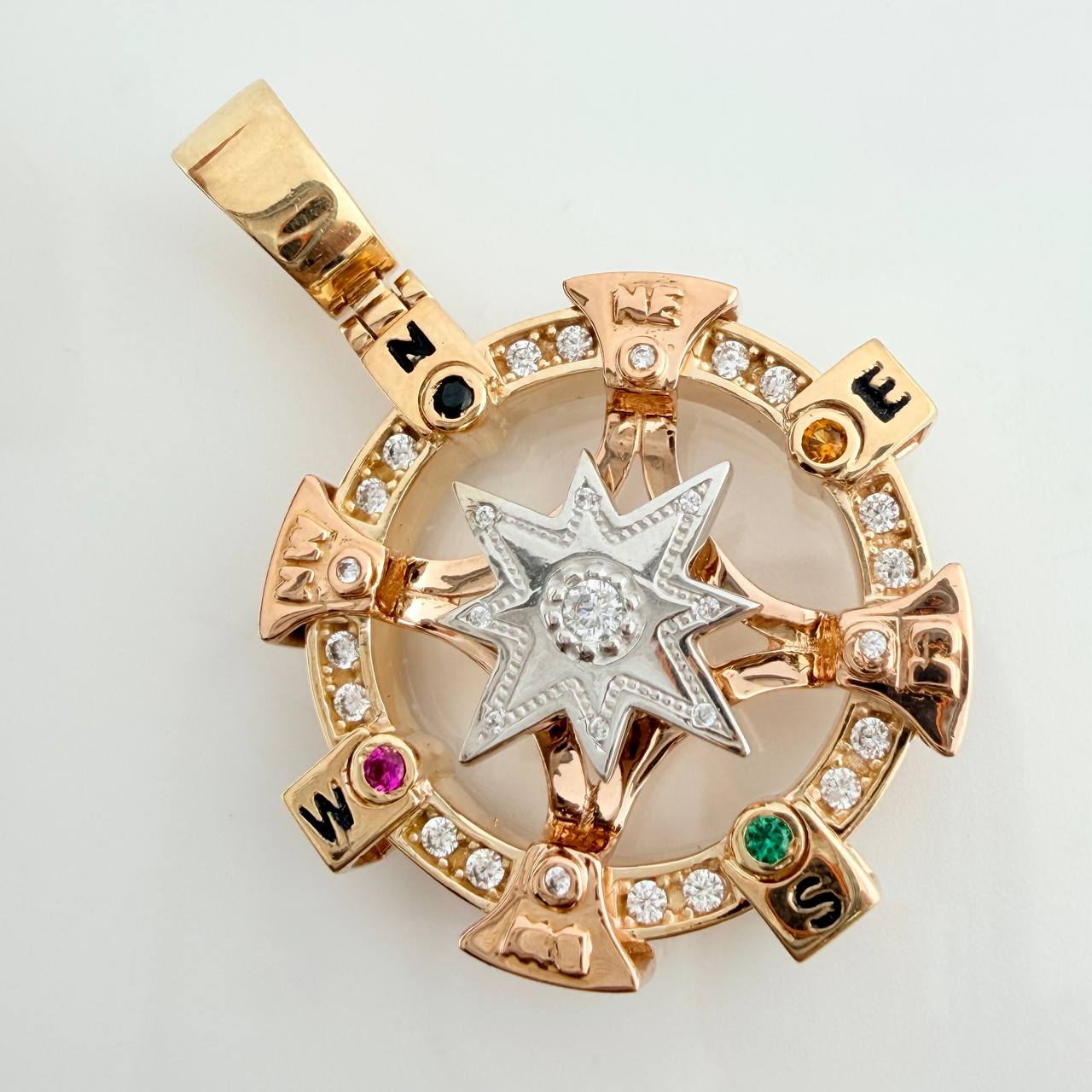 Dije Brujula Estrella Cardinal 17.9gr / 1 3/4 in / Tres Oros 18K $