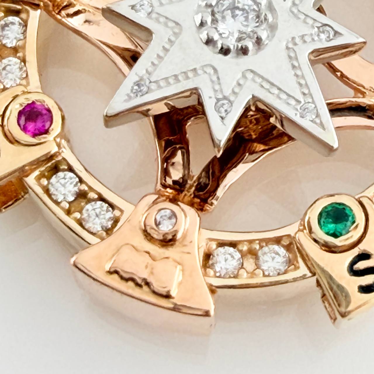 Dije Brujula Estrella Cardinal 17.9gr / 1 3/4 in / Tres Oros 18K $