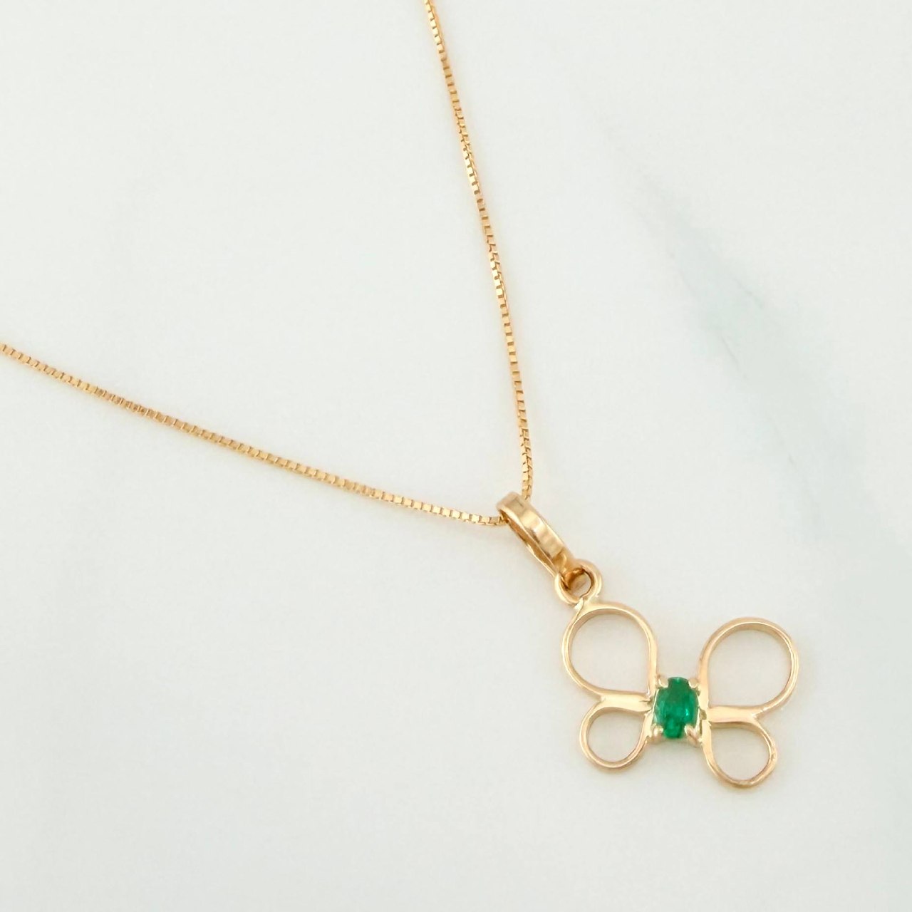 Set Cadena Veneciana + Dije Mariposa Esmeralda 0.06pts / 1.55g / 15 3/4 in Oro Amarillo 18K