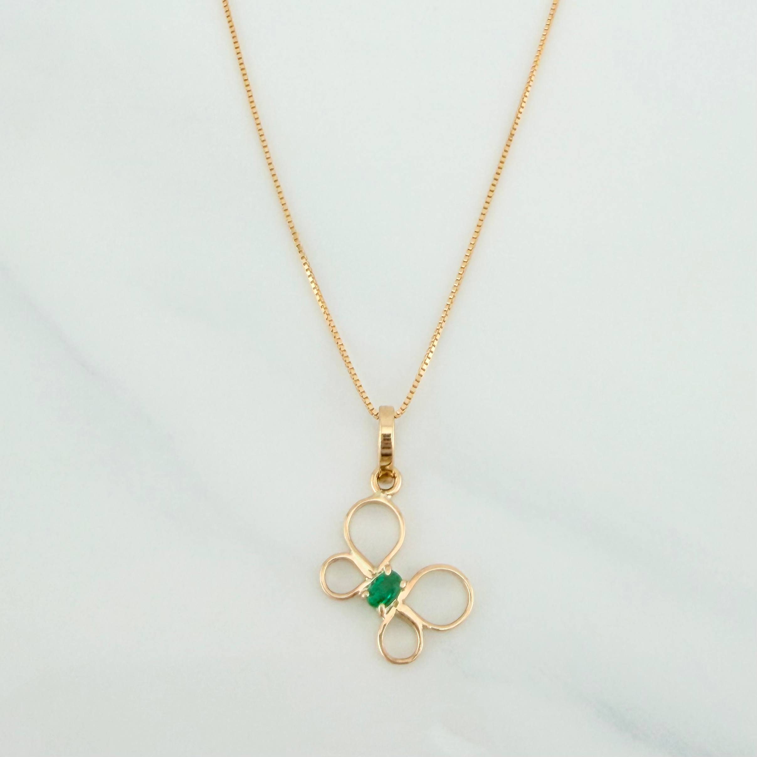 Set Cadena Veneciana + Dije Mariposa Esmeralda 0.06pts / 1.55g / 15 3/4 in Oro Amarillo 18K