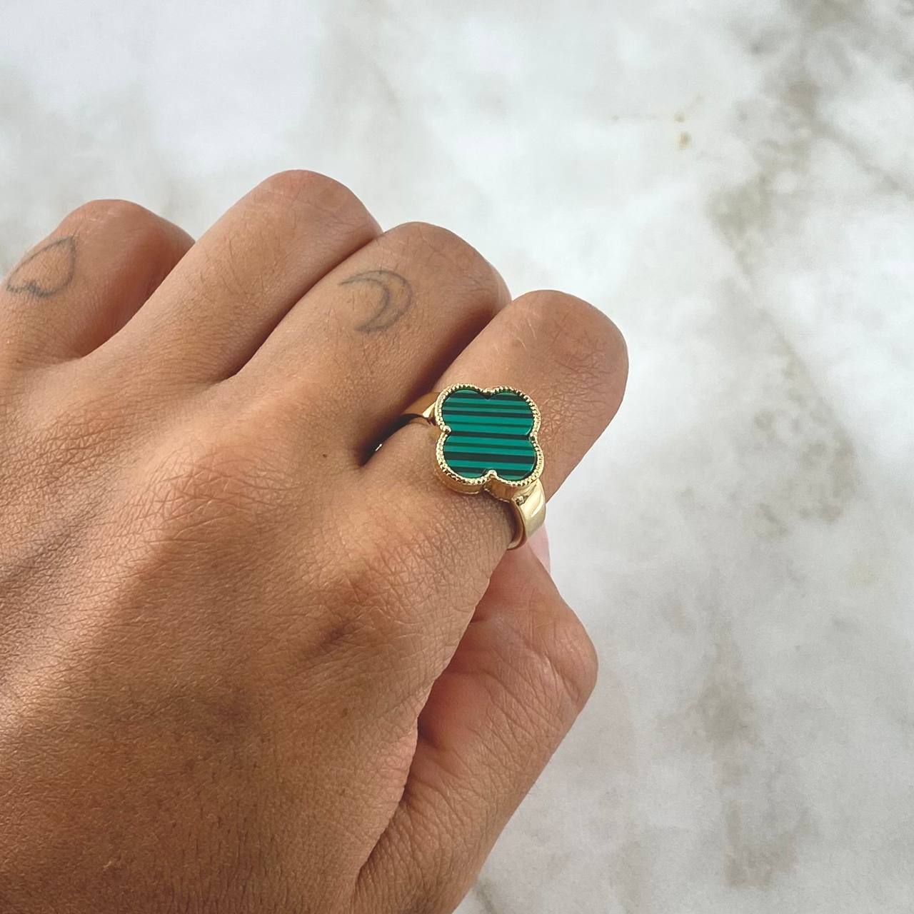 Anillo Trebol VCyA 4.05gr / T8 / 14mm Malaquita Verde Punteada Oro Amarillo Nac.Esp. 18K *