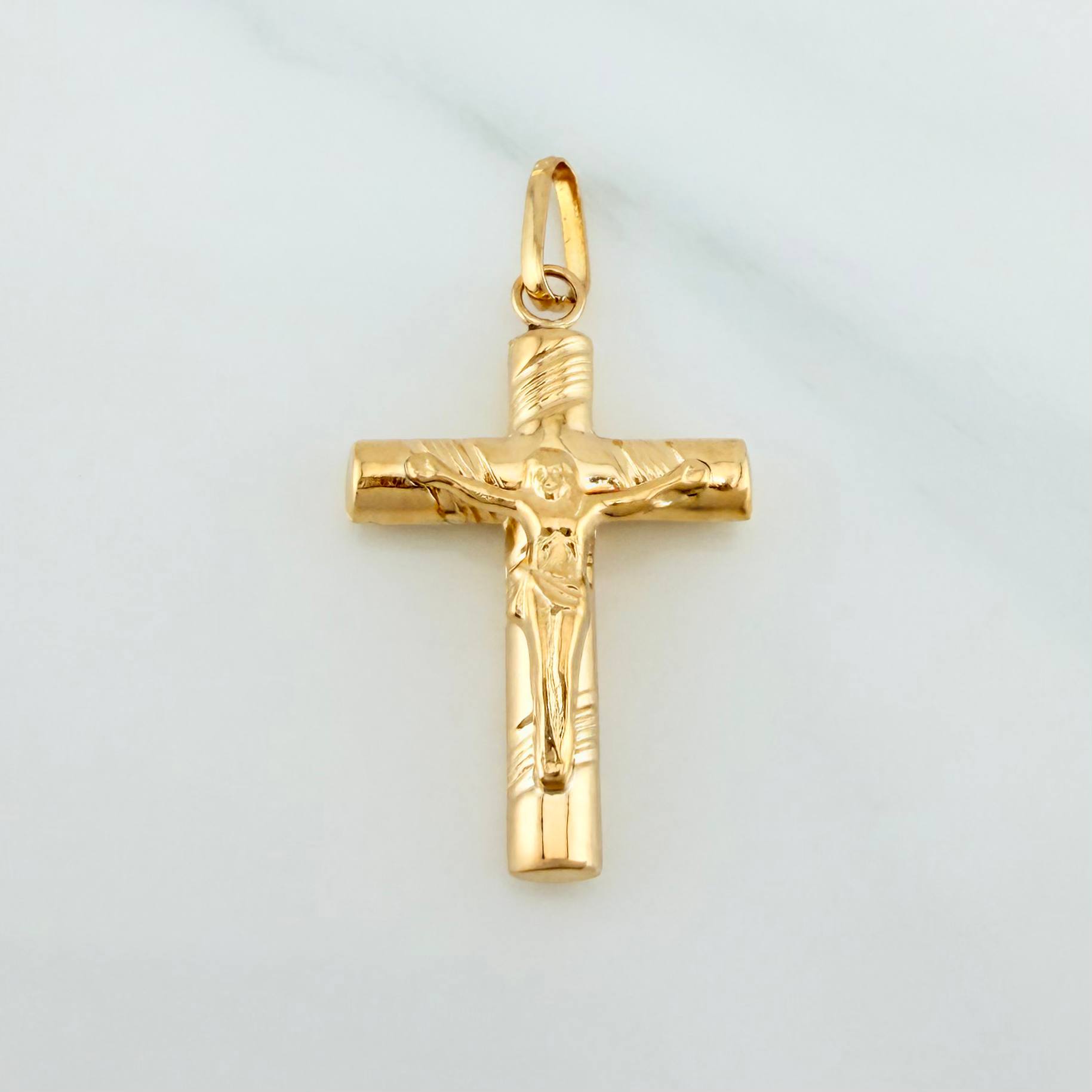 Dije Cruz Cristo 1.4 g / 1 1/4 in Oro Amarillo 18K