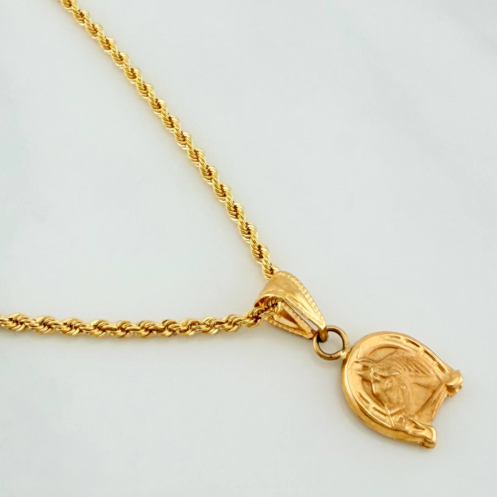 Set Cadena Lazo + Dije Herradura Caballo / 2,95gr / 23 3/4 in Oro Amarillo 18K
