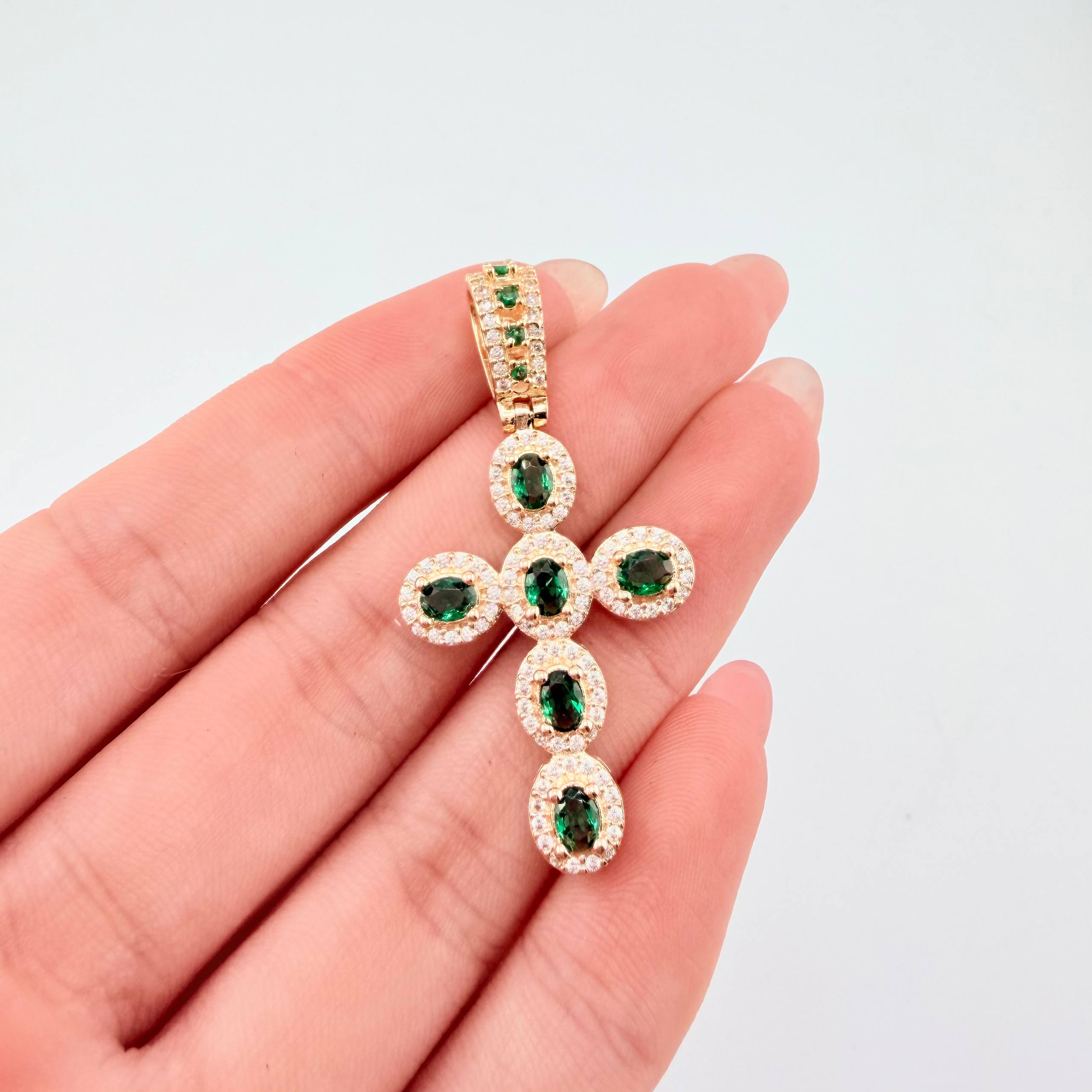 Pendant Oval Cross Dense 5.75 g / 1 3/4 in 18K Yellow Gold