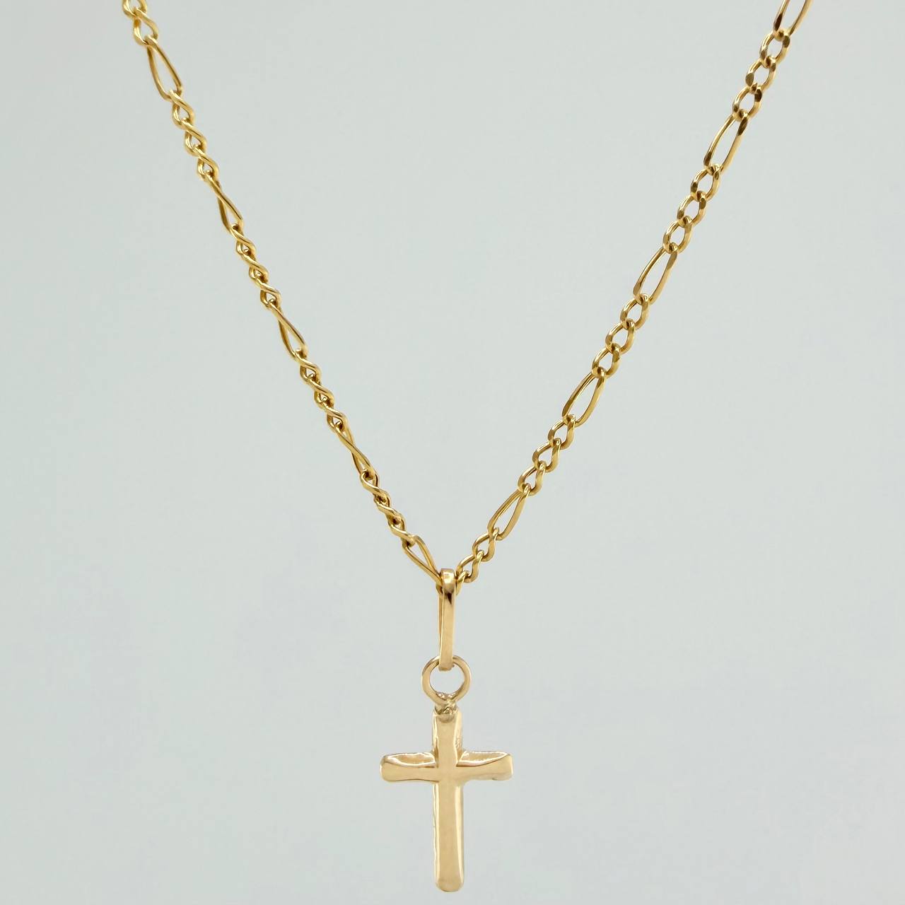 Set Cadena y Dije Figaro + Cruz 1.8gr / 20 in / 1.35mm Oro Amarillo 18K $