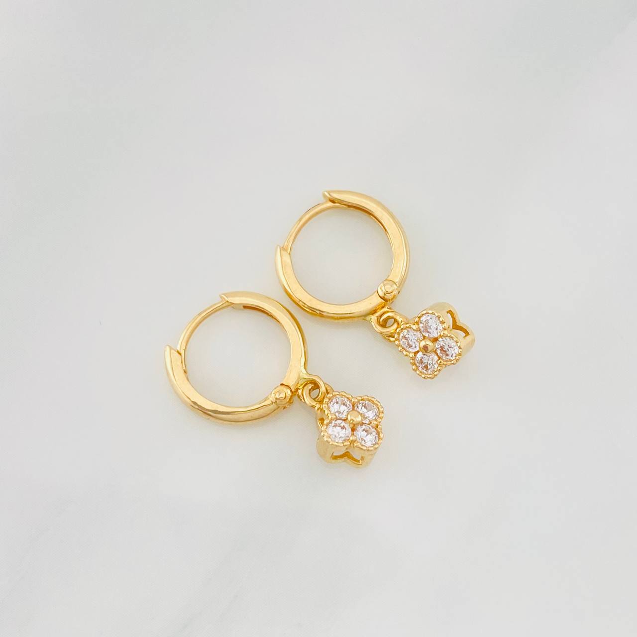 Hoop Earrings Flores 2.15g / 3/4 in 18K Yellow Gold
