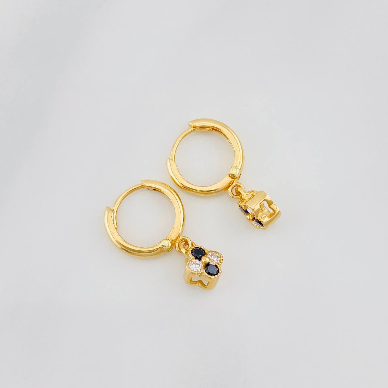 Hoop Earrings Flowers 2.1g / 3/4 in Yellow Gold 18K