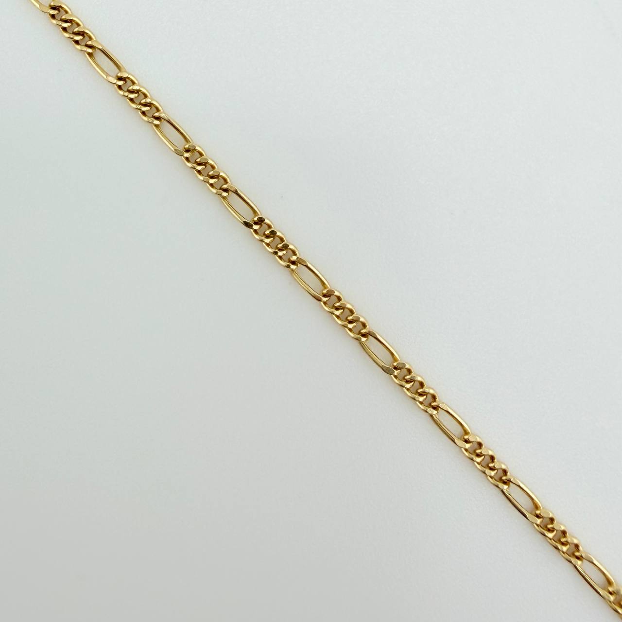 Set Cadena y Dije Figaro + Cruz 1.7gr / 19 3/4 in / 1.25mm Oro Amarillo 18K $