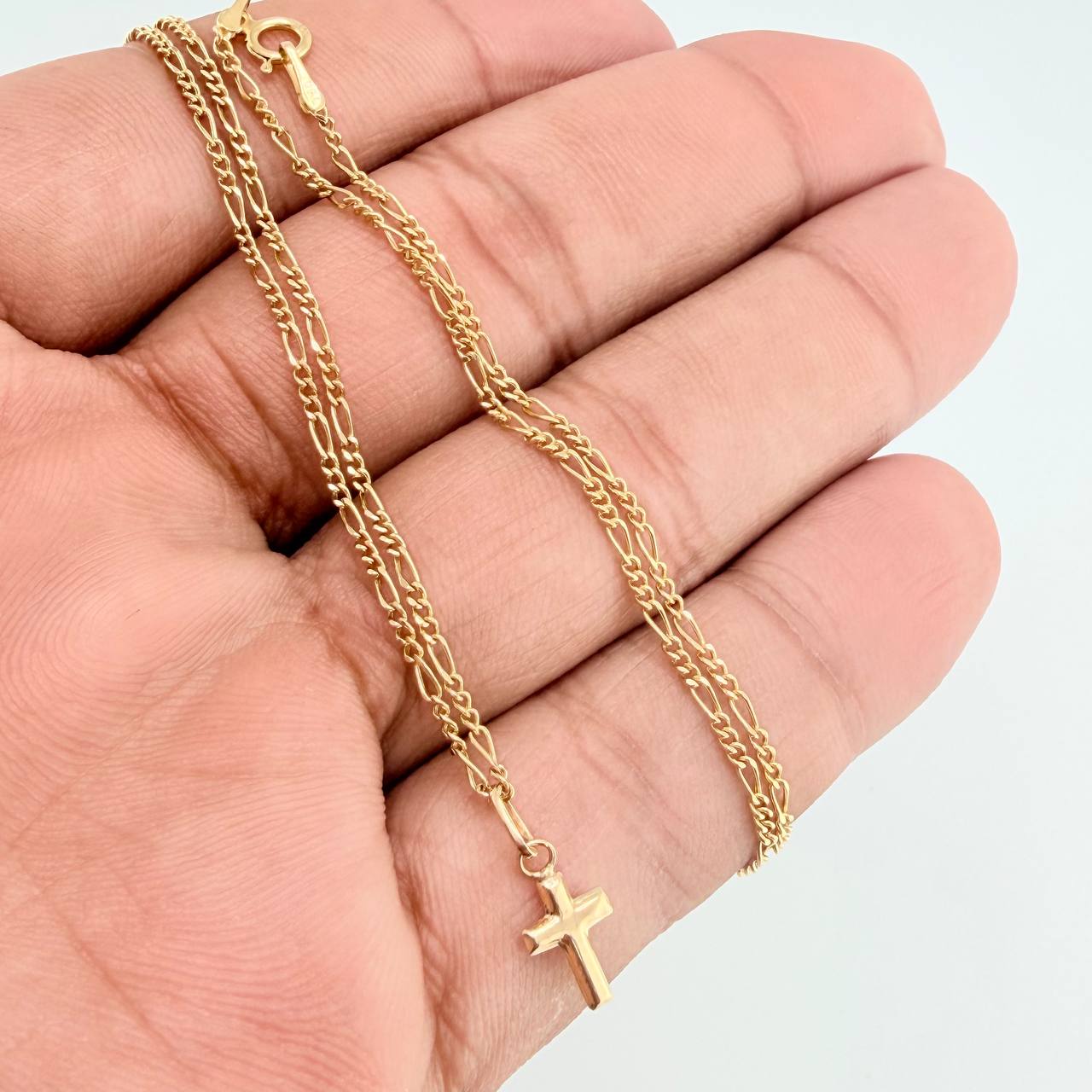 Set Cadena y Dije Figaro + Cruz 1.7gr / 19 3/4 in / 1.25mm Oro Amarillo 18K $