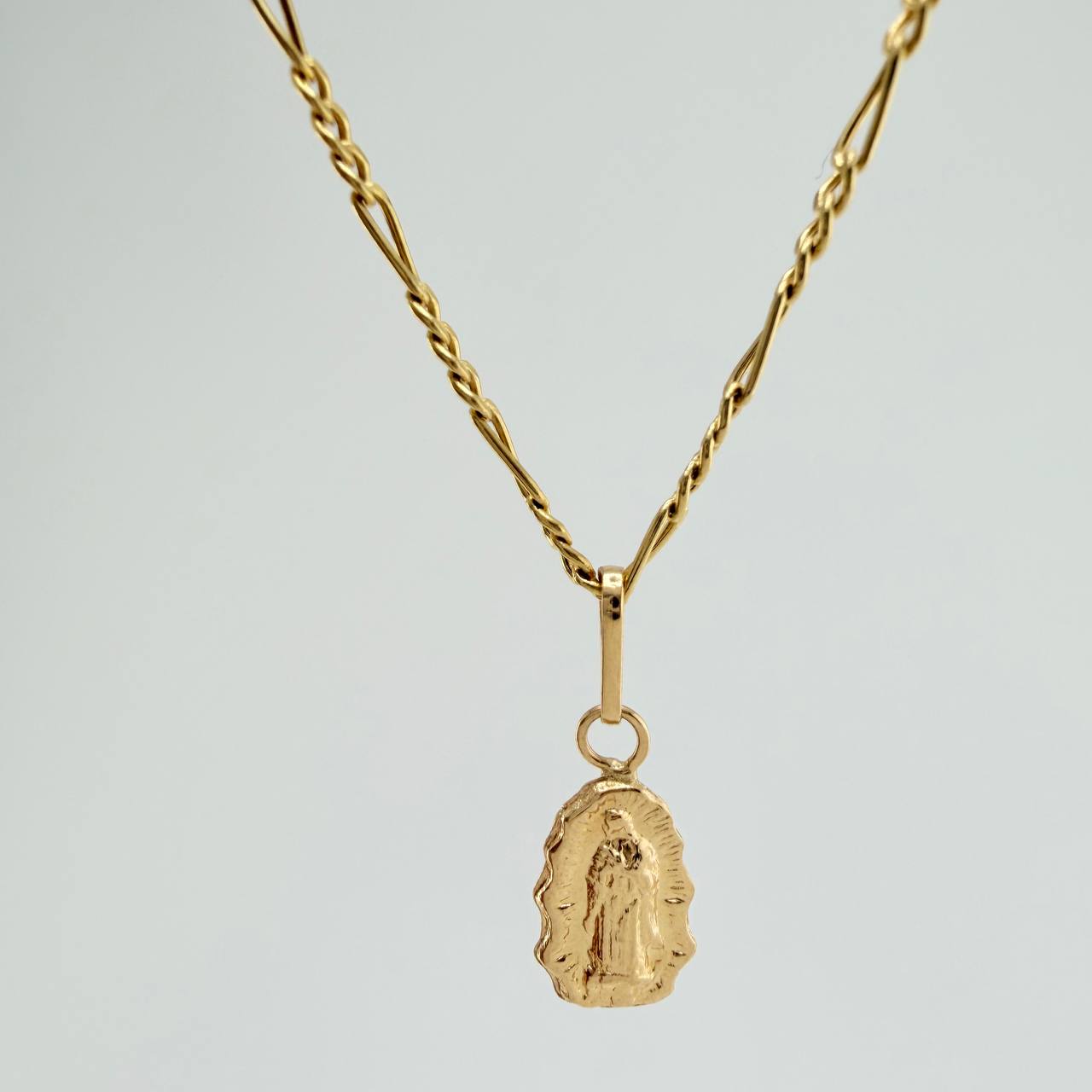 Set Cadena y Dije Figaro + Virgen Guadalupe 1.7gr / 19 3/4 in / 1.37mm Oro Amarillo 18K $