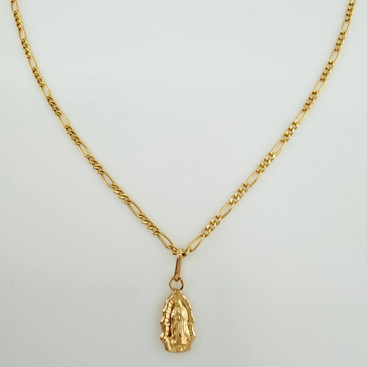 Set Cadena y Dije Figaro + Virgen Guadalupe 1.7gr / 19 3/4 in / 1.37mm Oro Amarillo 18K $