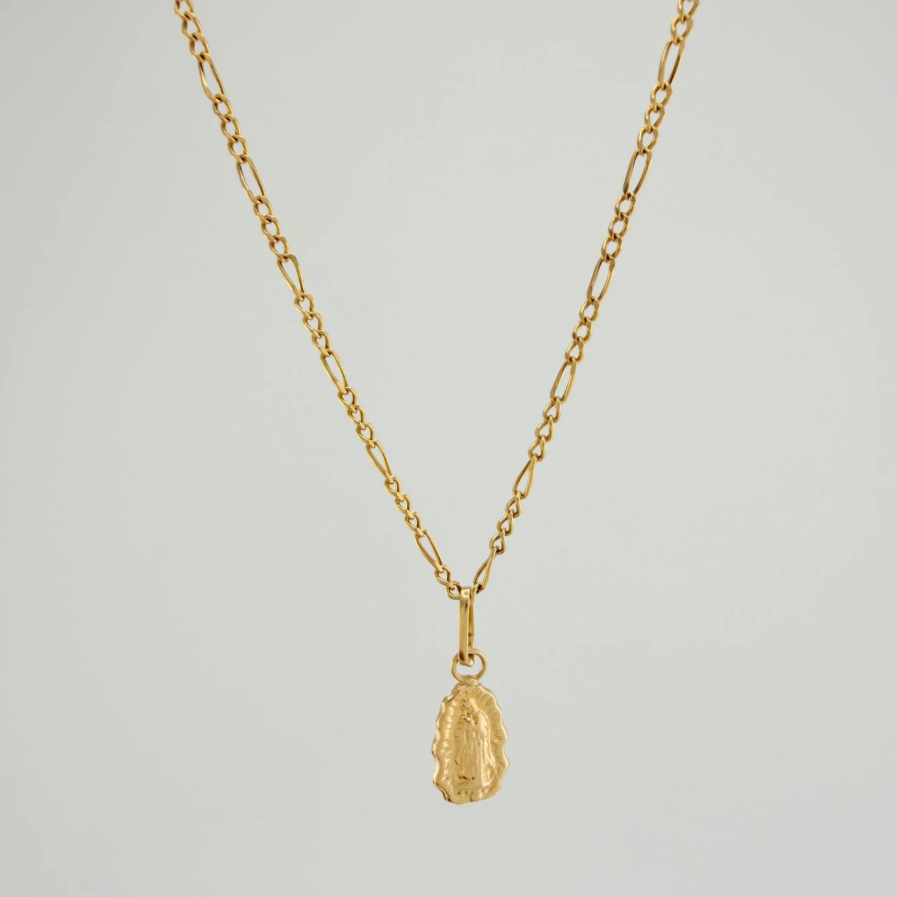 Set Cadena y Dije Figaro + Virgen Guadalupe 1.45gr / 19 3/4 in / 1.24mm Oro Amarillo 18K $