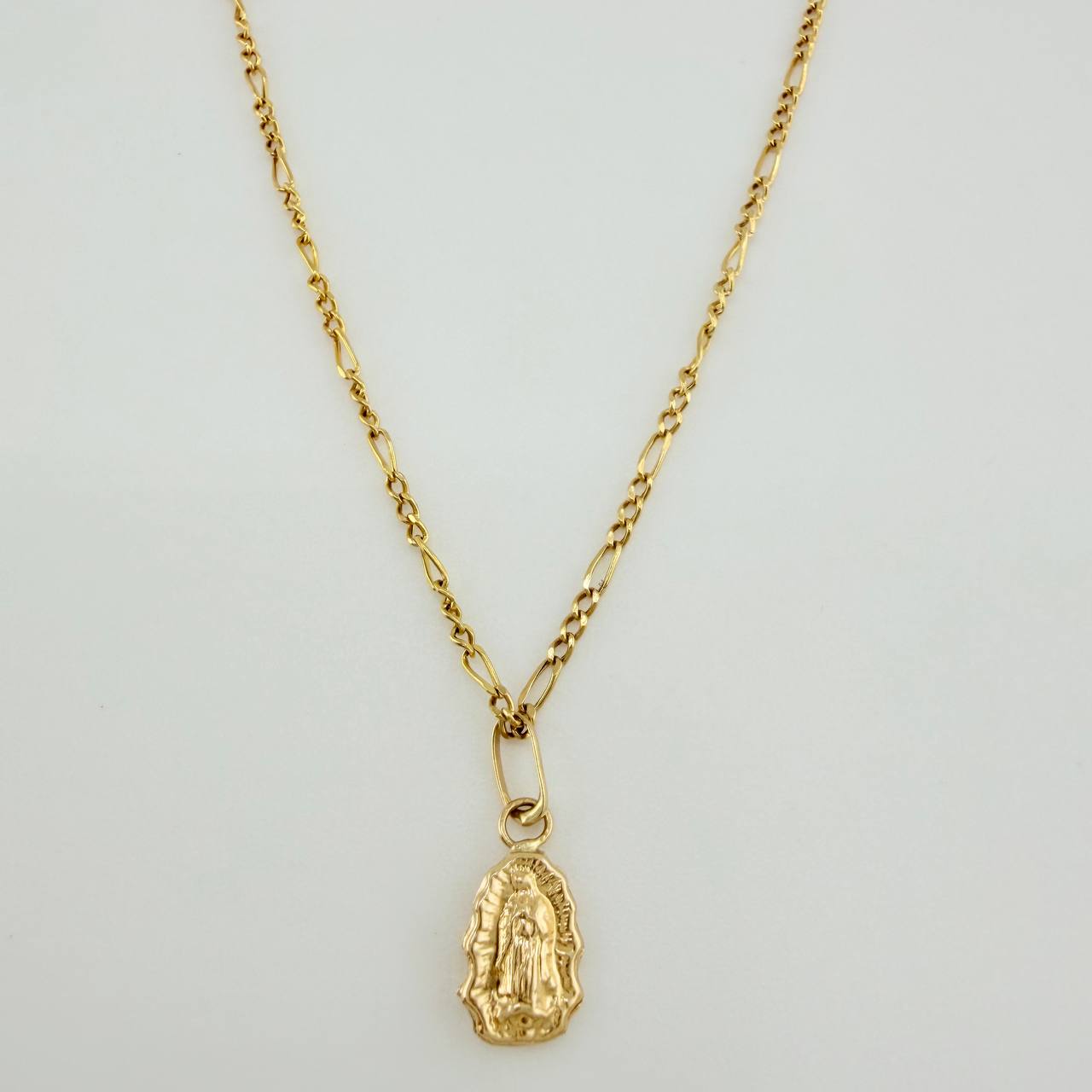Set Cadena y Dije Figaro + Virgen Guadalupe 1.4gr / 19 3/4 in / 1.22mm Oro Amarillo 18K $