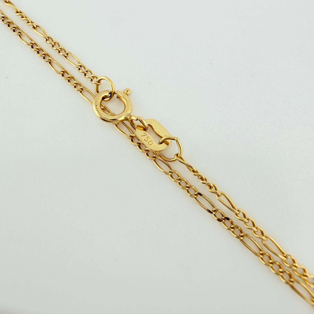 Set Cadena y Dije Figaro + Virgen Guadalupe 1.45gr / 19 3/4 in / 1.24mm Oro Amarillo 18K $