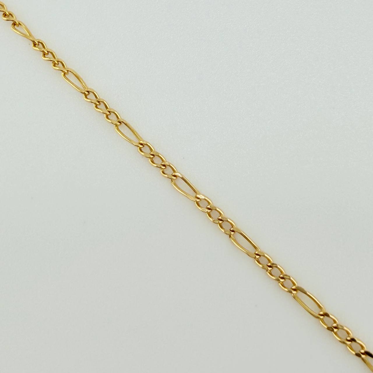 Set Cadena y Dije Figaro + Virgen Guadalupe 1.45gr / 19 3/4 in / 1.24mm Oro Amarillo 18K $