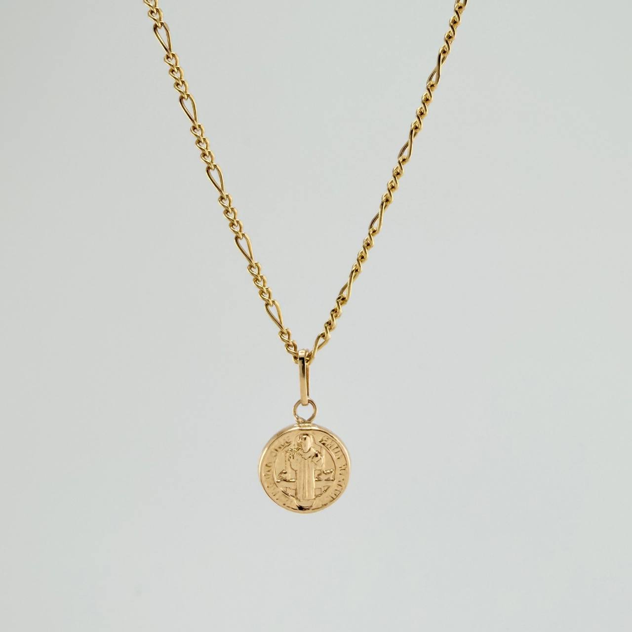 Set Cadena y Dije Figaro + San Benito 1.85gr / 19 3/4 in / 1.27mm Oro Amarillo 18K $