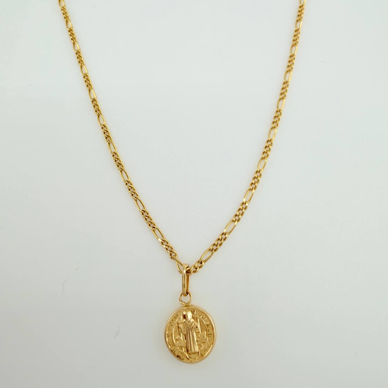 Set Cadena y Dije Figaro + San Benito 1.85gr / 19 3/4 in / 1.27mm Oro Amarillo 18K $