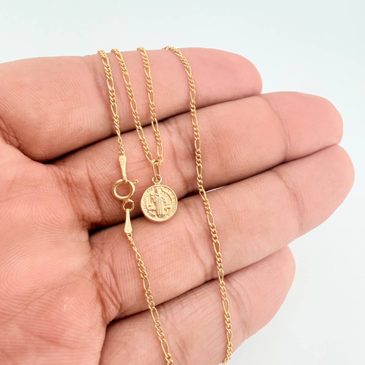 Set Cadena y Dije Figaro + San Benito 1.85gr / 19 3/4 in / 1.27mm Oro Amarillo 18K $