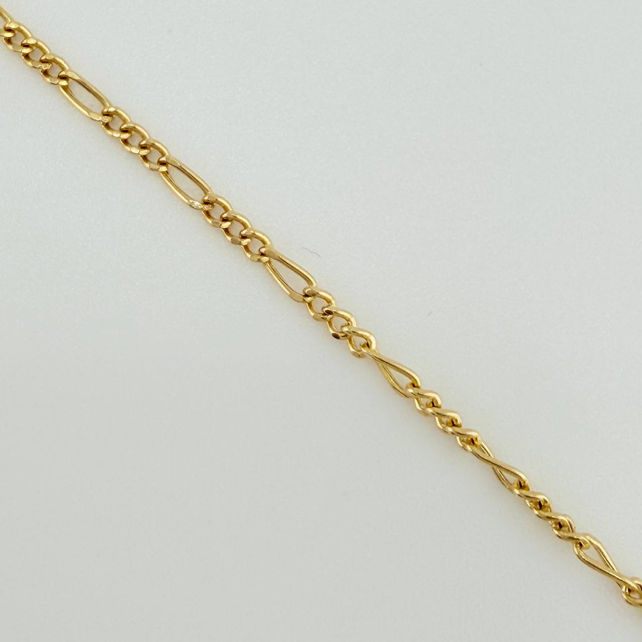 Set Cadena y Dije Figaro + San Benito 1.85gr / 19 3/4 in / 1.27mm Oro Amarillo 18K $