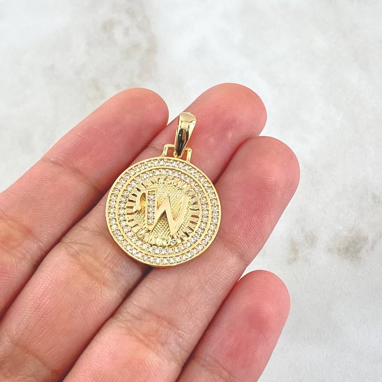 Dije Medalla Letra W 4.85g / 1 1/4 in Oro Amarillo 18K