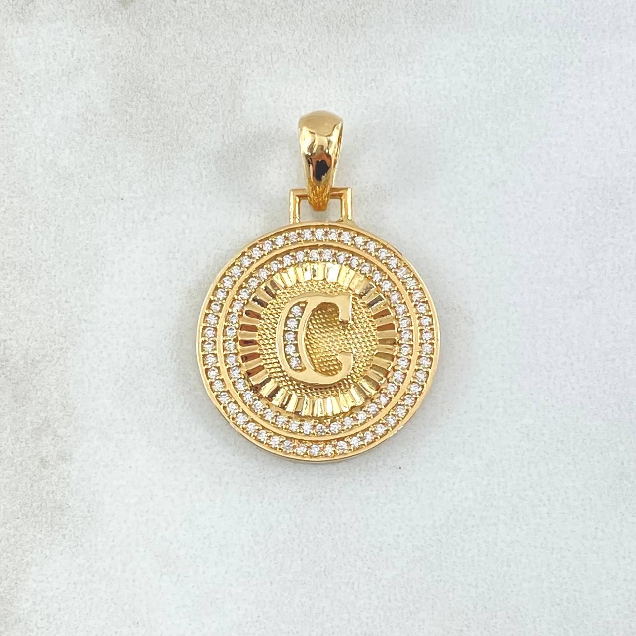 Dije Medalla Letra C 4.5gr / 3.1cm / Circones Blancos Oro Amarillo 18K *