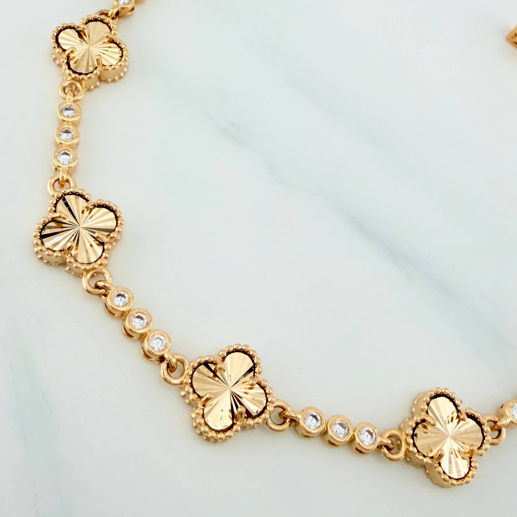 Clover Bracelet Diamond Cut Circles 9.6 g / 6 3/4 in / 2.57 mm Yellow Gold 18K