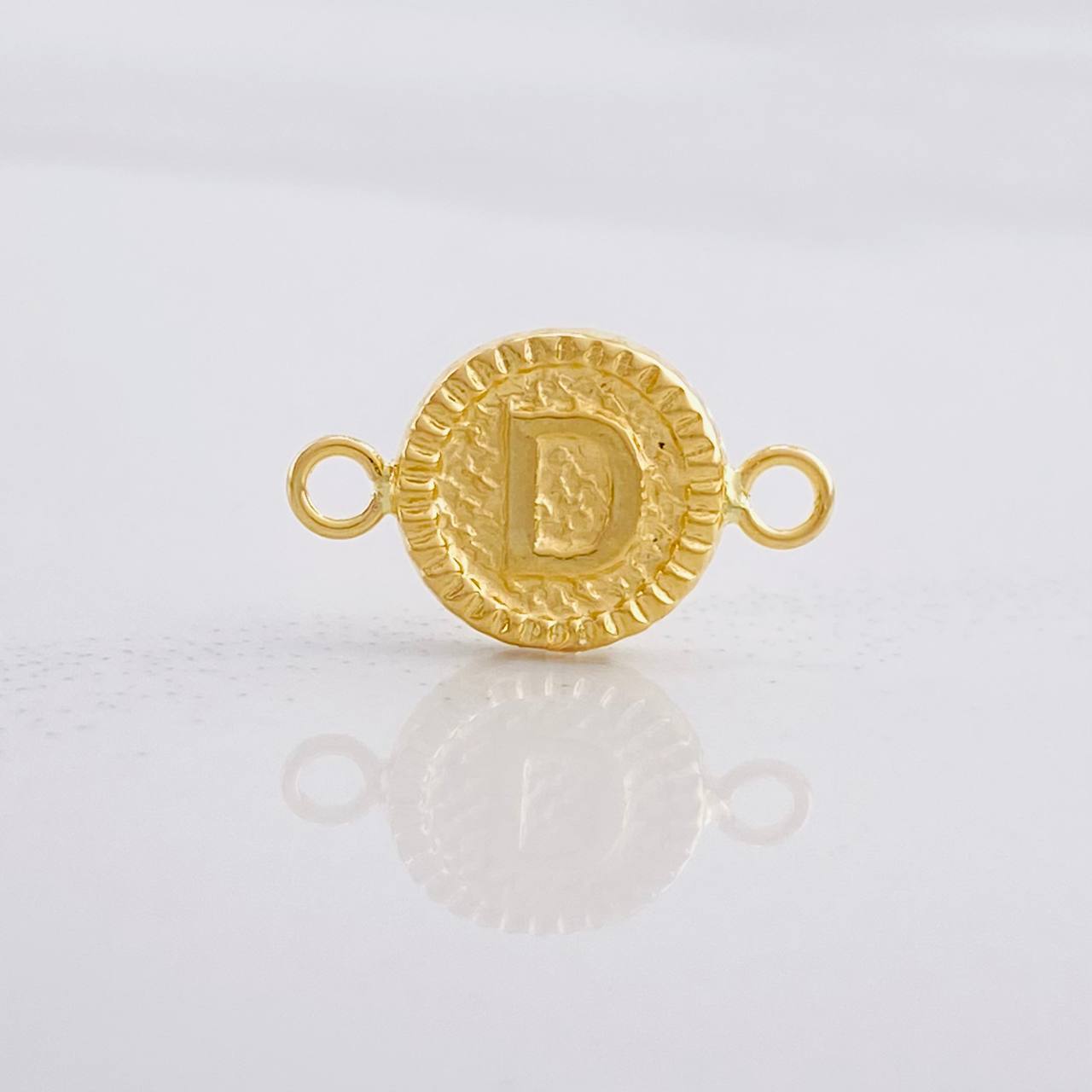 Herraje Circulo Letra D 0.55g / 3/4 in Oro Amarillo 18K