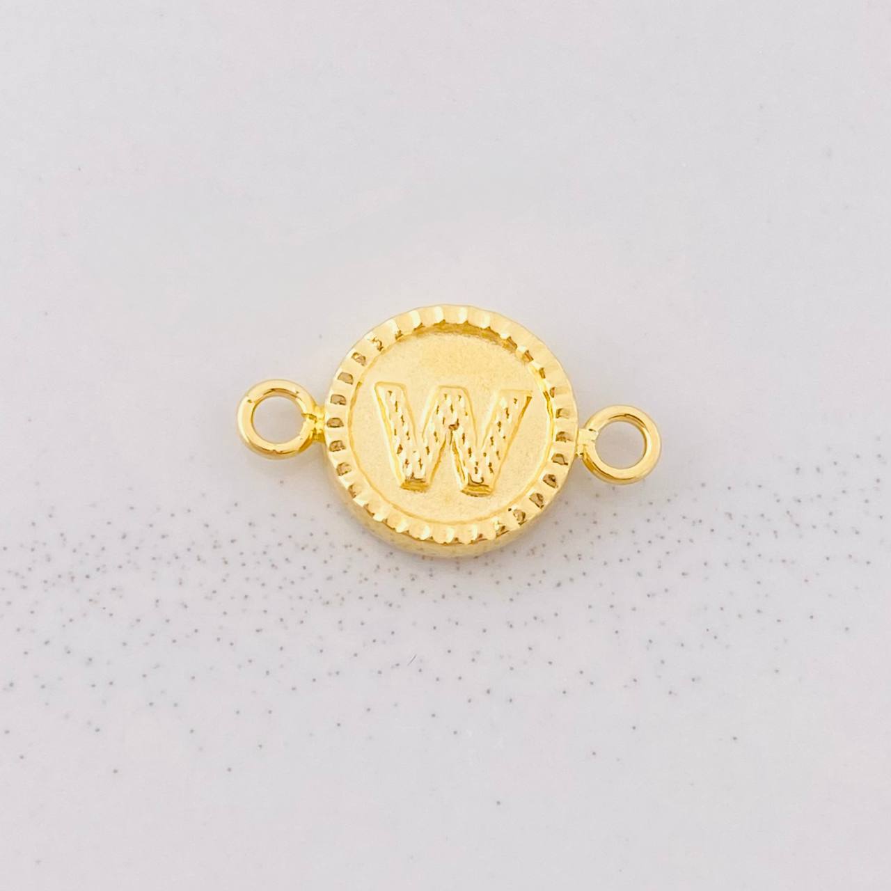 Herraje Circulo Letra W 0.6g / 3/4 in Oro Amarillo 18K