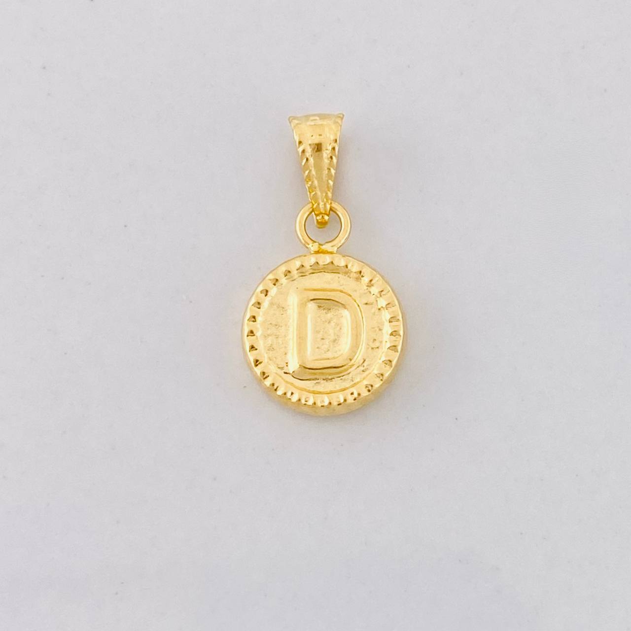 Dije Circulo Letra D 0.4g / 1/2 in Oro Amarillo 18K