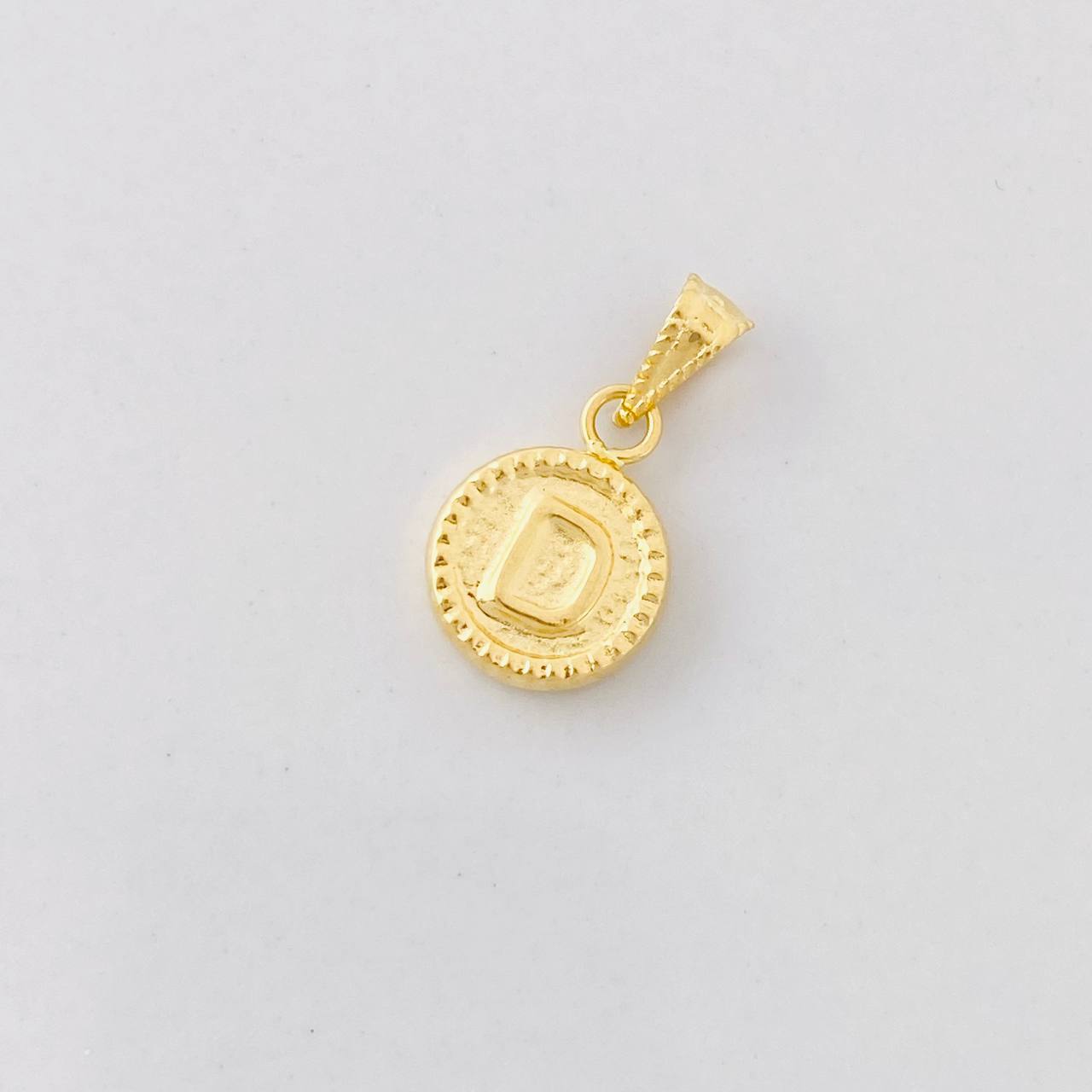 Dije Circulo Letra D 0.4g / 1/2 in Oro Amarillo 18K