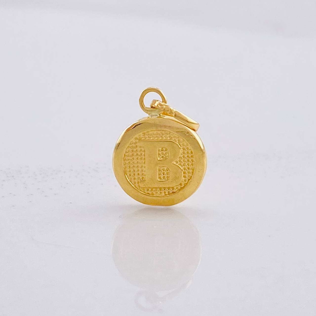 Dije Circulo Letra B 0.4g / 3/4 in Oro Amarillo 18K