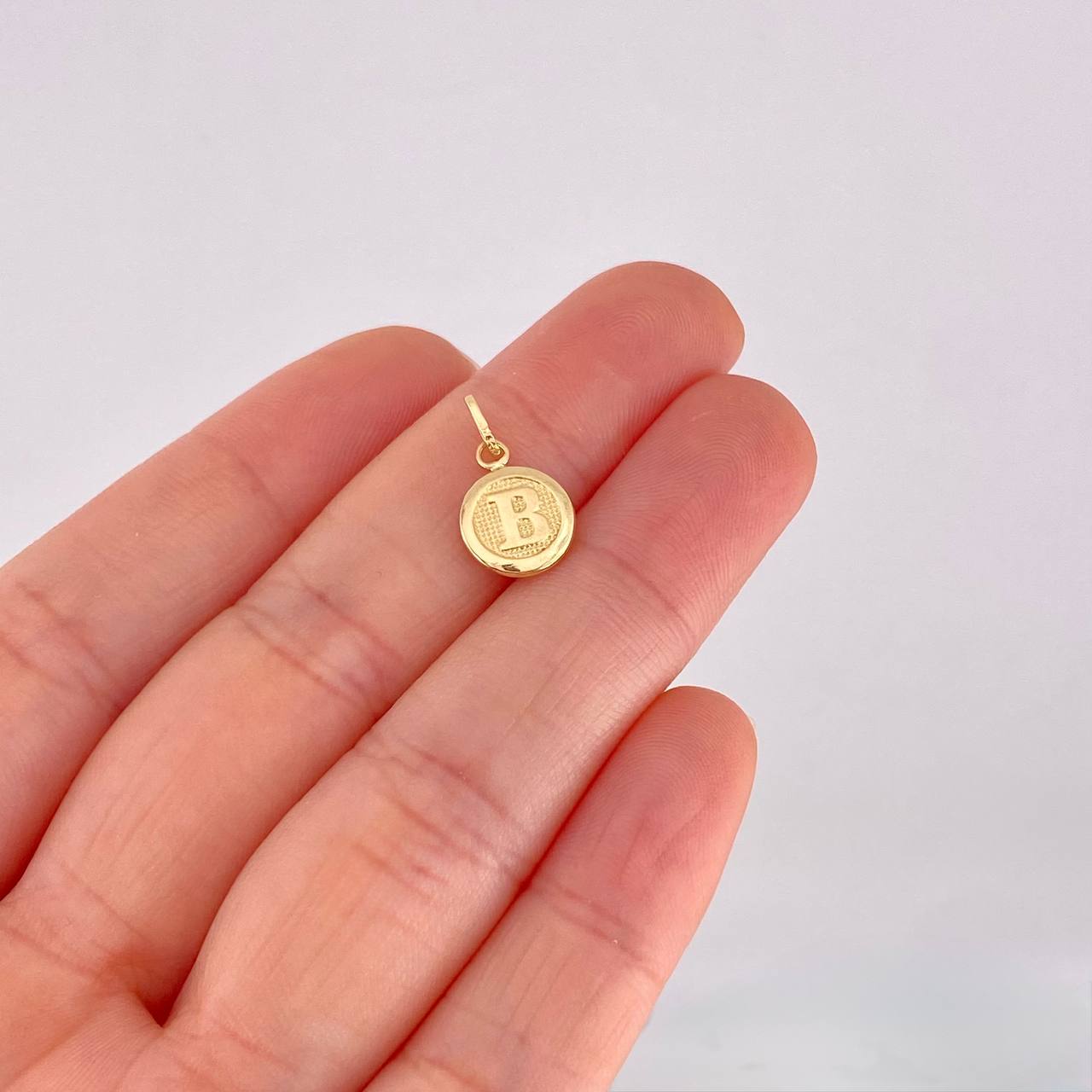 Dije Circulo Letra B 0.4g / 3/4 in Oro Amarillo 18K