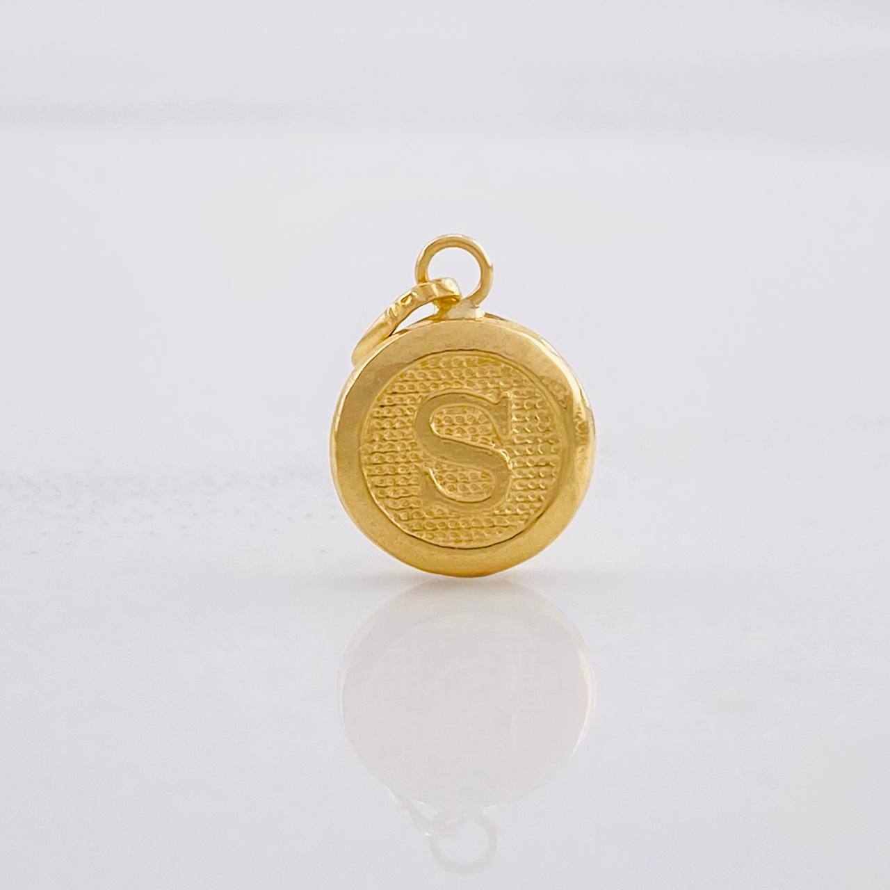 Dije Circulo Letra S 0.4g / 3/4 in Oro Amarillo 18K
