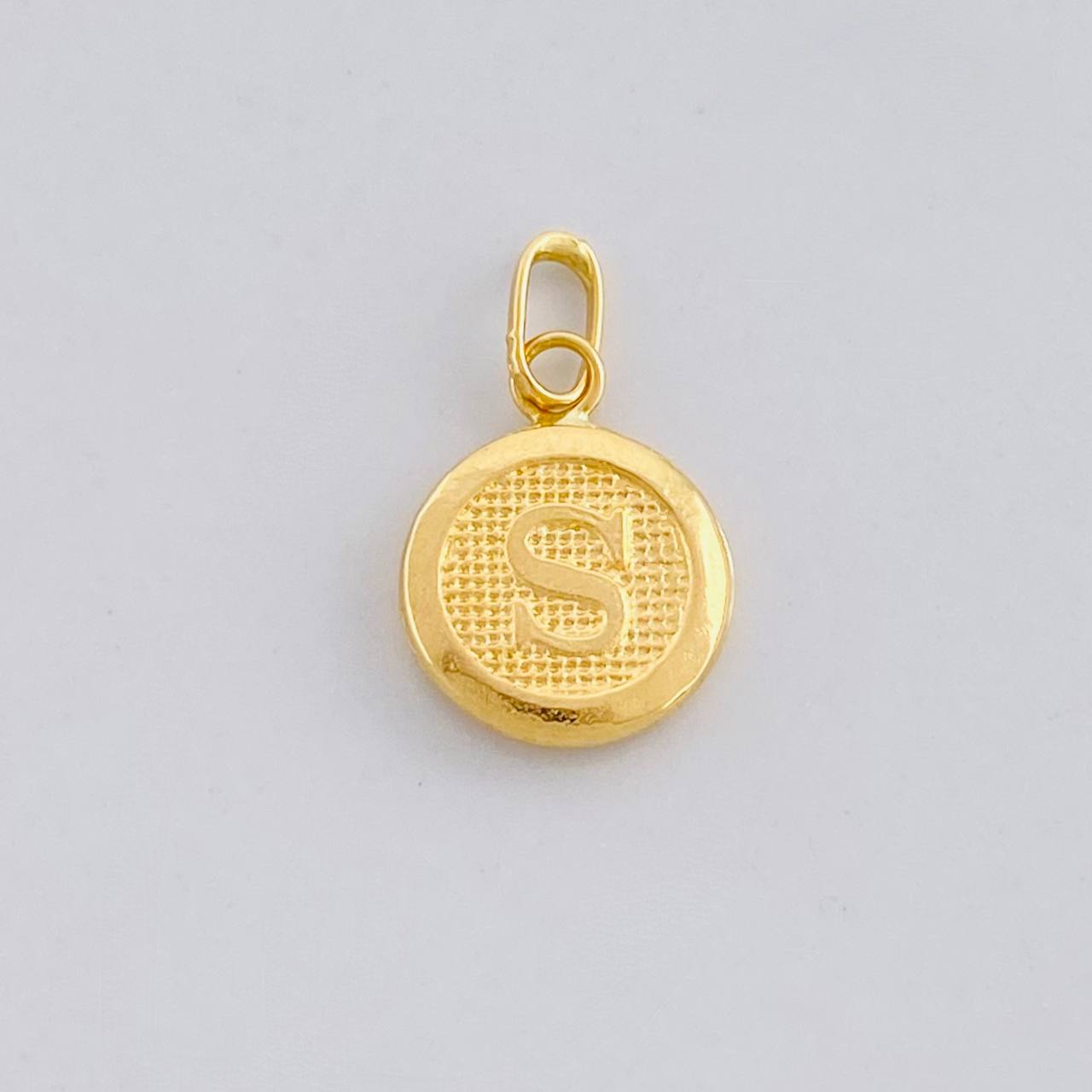 Dije Circulo Letra S 0.4g / 3/4 in Oro Amarillo 18K