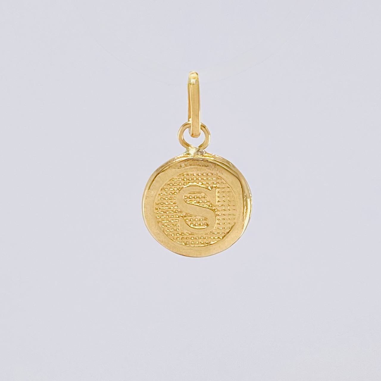Dije Circulo Letra S 0.4g / 3/4 in Oro Amarillo 18K
